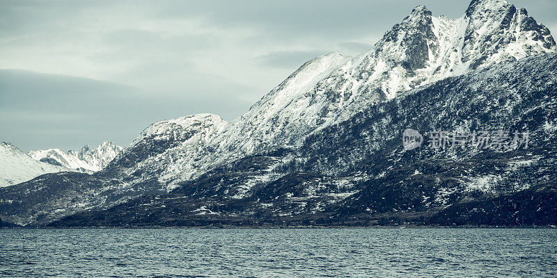 冬天，挪威韦斯特拉伦岛上的m ø klandsjord。